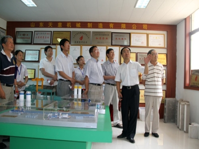 2012.7.28日山東天意兩項(xiàng)科技成果鑒定順利通過，北京領(lǐng)導(dǎo)專家，到我公司參觀指導(dǎo)